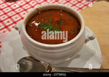 Deutsche Küche: Gulasch (ein Eintopf aus Ungarn) in München, Deutschland Stockfoto