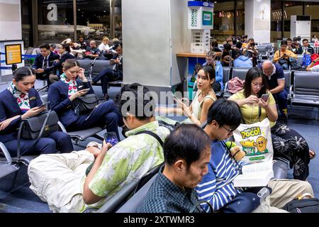 Passagiere und Flugbesatzung in der Abflug-Lounge, Ninoy Aquino International Airport, Manila, Philippinen Stockfoto