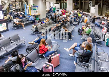 Passagiere und Flugbesatzung in der Abflug-Lounge, Ninoy Aquino International Airport, Manila, Philippinen Stockfoto