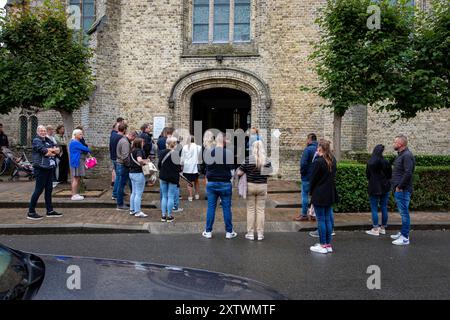 Kortemark, Belgien. August 2024. Die Beerdigungszeremonie für einen jungen Vater und eine Mutter und ihre achtjährige Tochter in der Kirche Sint-Hadrianus in Handzame, Kortemark, Freitag, den 16. August 2024. Die Familie starb, als ein betrunkener Fahrer letzte Woche auf der E403 in Ruddervoorde mit hoher Geschwindigkeit auf ihr Auto fuhr. Der Mann war mehrfach wegen betrunkenen Fahrens vor dem tödlichen Unfall verurteilt worden. BELGA FOTO KURT DESPLENTER Credit: Belga Nachrichtenagentur/Alamy Live News Stockfoto