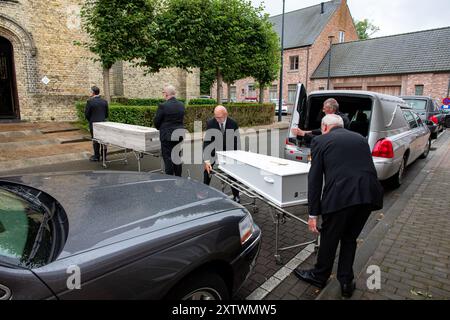 Kortemark, Belgien. August 2024. Die Beerdigungszeremonie für einen jungen Vater und eine Mutter und ihre achtjährige Tochter in der Kirche Sint-Hadrianus in Handzame, Kortemark, Freitag, den 16. August 2024. Die Familie starb, als ein betrunkener Fahrer letzte Woche auf der E403 in Ruddervoorde mit hoher Geschwindigkeit auf ihr Auto fuhr. Der Mann war mehrfach wegen betrunkenen Fahrens vor dem tödlichen Unfall verurteilt worden. BELGA FOTO KURT DESPLENTER Credit: Belga Nachrichtenagentur/Alamy Live News Stockfoto