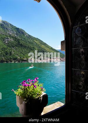 Blick auf Perast von einem Fenster auf der Insel unserer Lieben Frau der Felsen in der Bucht von Kotor Perast Kotor Küstenregion Montenegro Stockfoto