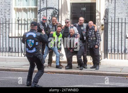 London, England, Großbritannien. August 2024. Mitglieder von Blue Knights England VII, Law Enforcement Motorcycle Club, posieren für ein Foto außerhalb der Downing Street 10. (Kreditbild: © Tayfun Salci/ZUMA Press Wire) NUR REDAKTIONELLE VERWENDUNG! Nicht für kommerzielle ZWECKE! Stockfoto