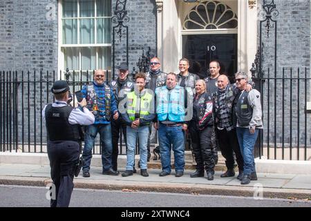 London, England, Großbritannien. August 2024. Mitglieder von Blue Knights England VII, Law Enforcement Motorcycle Club, posieren für ein Foto außerhalb der Downing Street 10. (Kreditbild: © Tayfun Salci/ZUMA Press Wire) NUR REDAKTIONELLE VERWENDUNG! Nicht für kommerzielle ZWECKE! Stockfoto