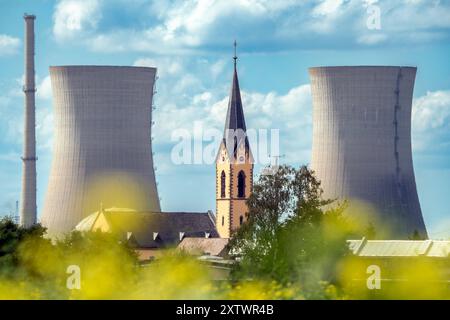 Kühltürme des stillgelegten Kernkraftwerks Grafenrheinfeld, wenige Stunden vor der Sprengung, davor die Kirche St. Jakobus in Röthlein, 16. August 2024 Deutschland, Grafenrheinfeld, 16. August 2024, Kühltürme des stillgelegten Kernkraftwerks Grafenrheinfeld vier Stunden vor der Sprengung, am Freitabend um 18:30 Uhr werden beide Kühltürme innerhalb von nur 30 Sekunden gesprengt, zwischen den Kühltürmen sieht man die 2 km vom Kraftwerk entfernte katholische Pfarrkirche St. Jakobus in Röthlein, waren jahrzehntelang Wahrzeichen der Region, das Kernkraftwerk selbst ist bereits 2015 stillgele Stockfoto