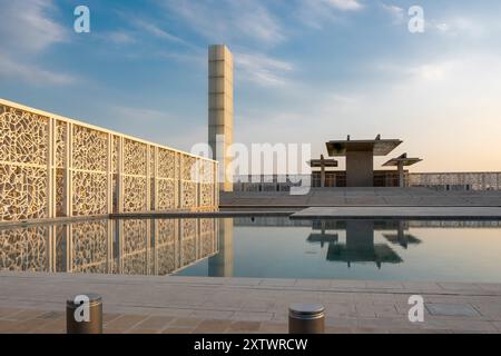 Detail des zeremoniellen Gerichts, Bildungsstadt, entworfen von Arata Isozaki Architekten, aufgenommen an einem späten Frühlingnachmittag mit dem Auto vor o Stockfoto
