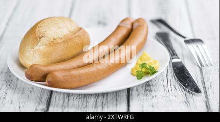 Frische deutsche Wurst (Wiener) auf einem vintage Hintergrund (Nahaufnahme) Stockfoto