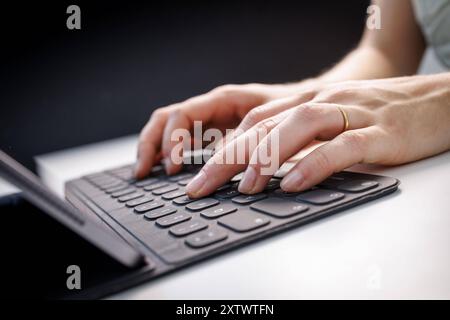 Haende tippen auf einem Tablet mit Tastatur in Berlin, 09.08.2024. Berlin Deutschland *** Handtippen auf einem Tablet mit Tastatur in Berlin, 09 08 2024 Stockfoto