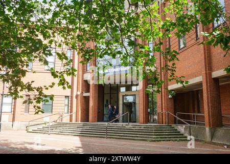 Hull County Court, Hull, East Yorkshire, UK, 16. August 2024. Jon Honey, von dem die Staatsanwaltschaft sagte, er spielte eine wichtige Rolle bei den Unruhen am 3. August, ist heute vor dem Kombinierten Gericht Hull und wartet auf die Verurteilung. Die Verurteilung wurde verzögert, während der Richter auf einen Bericht seines Strafbeamten wartete. Honey bekannte sich schuldig in drei Fällen wegen gewalttätiger Unruhen, Einbruch und der rassistisch verschärften strafrechtlichen Beschädigung eines BMW und neun anderer Autos. UPDATE 15,00: John Henry wurde wegen CBO zu 56 Millionen verurteilt. Eine CBO ist eine Verordnung, die darauf abzielt, die schwerwiegendsten und hartnäckigsten asozialen Personen anzugehen. Stockfoto