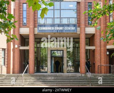 Hull County Court, Hull, East Yorkshire, UK, 16. August 2024. Jon Honey, von dem die Staatsanwaltschaft sagte, er spielte eine wichtige Rolle bei den Unruhen am 3. August, ist heute vor dem Kombinierten Gericht Hull und wartet auf die Verurteilung. Die Verurteilung wurde verzögert, während der Richter auf einen Bericht seines Strafbeamten wartete. Honey bekannte sich schuldig in drei Fällen wegen gewalttätiger Unruhen, Einbruch und der rassistisch verschärften strafrechtlichen Beschädigung eines BMW und neun anderer Autos. UPDATE 15,00: John Henry wurde wegen CBO zu 56 Millionen verurteilt. Eine CBO ist eine Verordnung, die darauf abzielt, die schwerwiegendsten und hartnäckigsten asozialen Personen anzugehen. Stockfoto