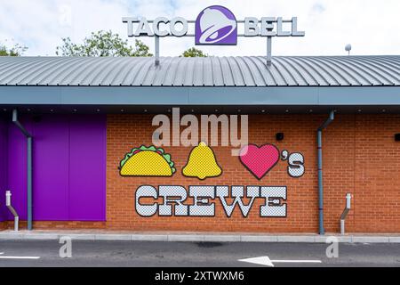 Taco Bell Fast Food Restaurant Schild oder Logo in Crewe Cheshire UK Stockfoto