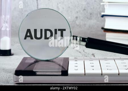 Kopierraum und Geschäftskonzept. Eine WORTPRÜFUNG, die im Hintergrund durch eine vergrößernde gla geschrieben wurde Stockfoto