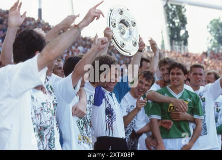 Bremen, Deutschland. August 2024. firo : 05.06.1993 Fußball: Fußball: Archivfotos, Archivfotos, Archivfotos, Archivfotos, 1. Bundesliga 1992/1993, 92/93 92/93, Herren, 1. Bundesliga VFB Stuttgart - SV Werder Bremen 0:3 Werder Bremen wird Deutschmeister Otto Rehhagel Trainer von Werder Bremen Jubilation feiert mit der Meisterschafttrophäe Credit: dpa/Alamy Live News Stockfoto