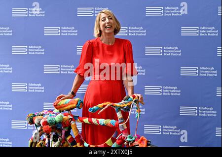 Edinburgh, Schottland, Großbritannien. August 2024. Edinburgh International Book Festival: Die schottische Schriftstellerin Jenny Colgan mit einem Fahrrad, das mit bunten Kits für ihr neues Buch „Close Knit“ bedeckt ist, beim offiziellen Fotobesuch. Quelle: Craig Brown/Alamy Live News Stockfoto