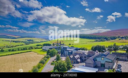 Die Glenlivet Destillerie Moray Scotland ein blauer Sommerhimmel über Gebäuden und Lagerhäusern Stockfoto