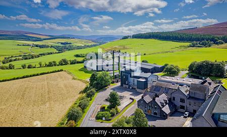 Die Glenlivet Destillerie Moray Scotland ein blauer Sommerhimmel über Gebäuden, Lagerhäusern und Hügeln und Feldern Stockfoto