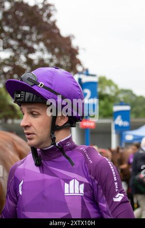 Windsor, Großbritannien. August 2024. Jockey Charles Bishop. Charles Bishop gewinnt die Tote Placepot Leg 2 Racing League 23 Handicap Stakes (Klasse 4) (für Pferde in der Pflege von Trainern, die in der Racing League registriert sind) für London und den Süden beim Racing League Meeting auf dem Royal Windsor Racecourse, Windsor, Berkshire. Besitzer Herr G Owen, Trainer Eve Johnson Houghton, Blewbury, Züchter Phoenix Thoroughbred Limited. Quelle: Maureen McLean/Alamy Live News Stockfoto