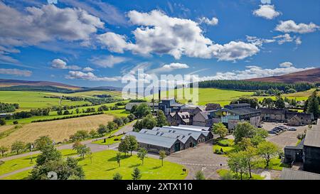 Die Glenlivet Destillerie Moray Scotland Gebäude und Lagerhäuser an einem Tag im Sommer Stockfoto