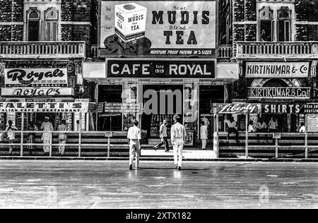 08 12 2016 Vintage Old Black and White Foto von Parsi Zorashtrian Cafe Royal typische iranische Teebun Masca in Colaba Mumbai Maharashtra Indien Asien. Stockfoto