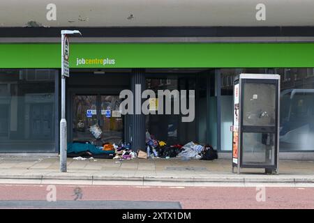 Das ehemalige Jobcenter plus Büro wurde geschlossen und der Eingang wurde von Obdachlosen übernommen. August 2024. Stockfoto