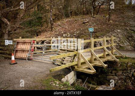 Neue Holzbrücke über Burn bei Bracorina bei Loch Morar, Mallaig, Schottland Stockfoto