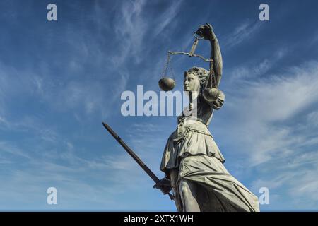 Justitia Denkmal in Frankfurt römerberg niedrigen Winkel Stockfoto