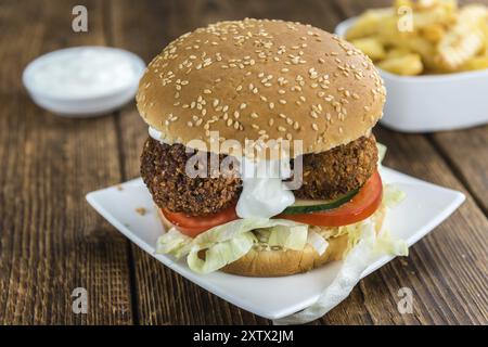 Frischer madeFalafel Burger auf hölzernem Hintergrund (Nahaufnahme, selektiver Fokus) Stockfoto