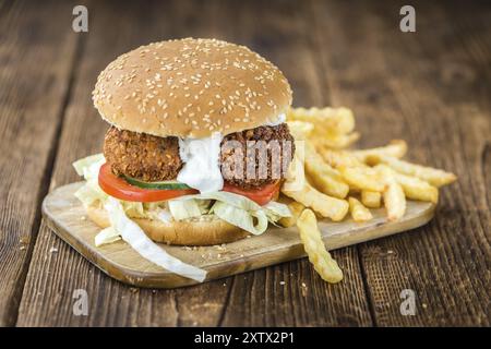 Frischer madeFalafel Burger auf hölzernem Hintergrund (Nahaufnahme, selektiver Fokus) Stockfoto