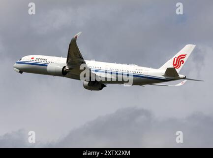 Ein Airbus A350-900 von Air China startet am Flughafen London Gatwick Stockfoto