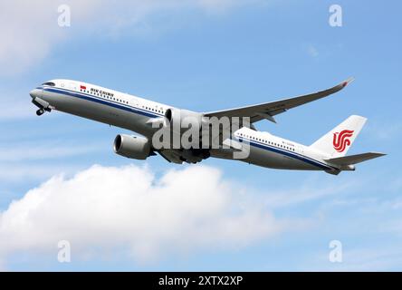 Ein Airbus A350-900 von Air China startet am Flughafen London Gatwick Stockfoto