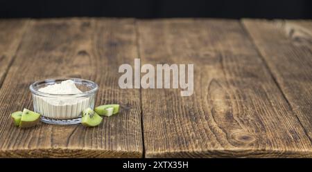 Kiwi (detaillierte Nahaufnahme) auf einem vintage Holz- Hintergrund Stockfoto