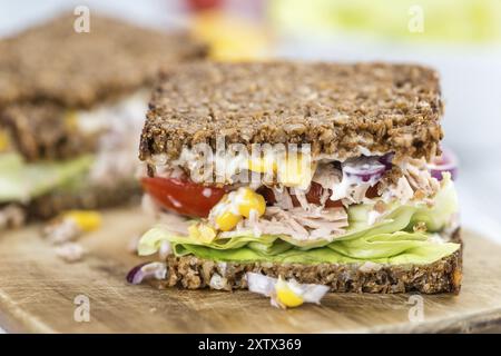 Thunfisch Sandwich (Vollkornbrot, selektiver Fokus) auf einem alten Holztisch Stockfoto