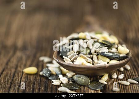 Mixed Seeds (Nahaufnahme, selektiver Fokus) auf Vintage-Holz-Hintergrund Stockfoto