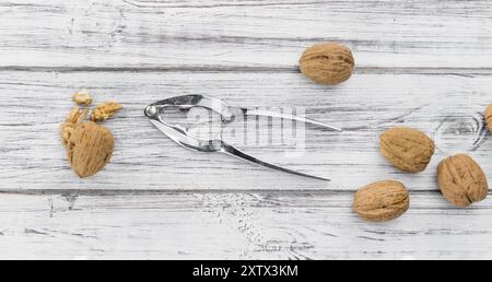 Portion frische Walnüsse (Nahaufnahme, selektiver Fokus) Stockfoto