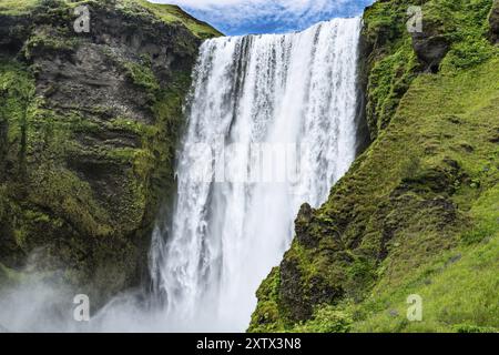 Skogafoss Wasserfall im südlichen Teil Islands an einem Sommertag Stockfoto