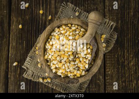 Teil des Mais (detaillierte Nahaufnahme) auf hölzernen Hintergrund (Tiefenschärfe) Stockfoto