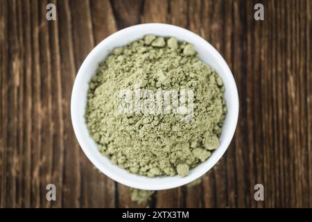 Stevia Pulver auf einem alten Holztisch (Nahaufnahme) Stockfoto