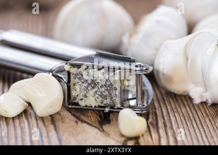 Zerdrückten Knoblauch (Nahaufnahme) auf rustikalen hölzernen Hintergrund Stockfoto