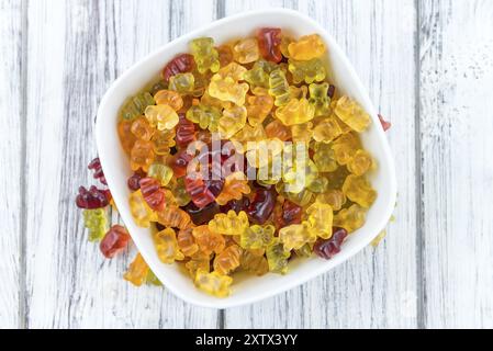 Schüssel mit Gummy Candy (Tiefenschärfe) auf hölzernen Hintergrund Stockfoto