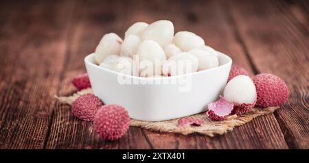 Portion frischer Litschi (Nahaufnahme, selektiver Fokus) Stockfoto
