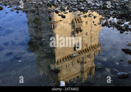 Der Belem-Turm in Lissabon, Portugal, spiegelt sich am Fluss Tejo, Europa Stockfoto