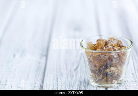 Holztisch mit braunem Rock Candy (Nahaufnahme, selektiver Fokus) Stockfoto