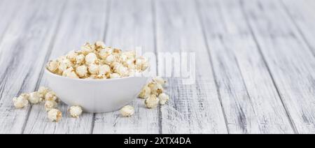 Frisch gemachtes Popcorn auf einem alten und rustikalen Holztisch, selektiver Fokus, Nahaufnahme Stockfoto