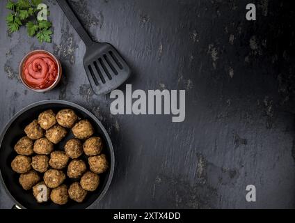 Portion frischer hausgemachter Fleischbällchen (selektiver Fokus, Nahaufnahme) Stockfoto