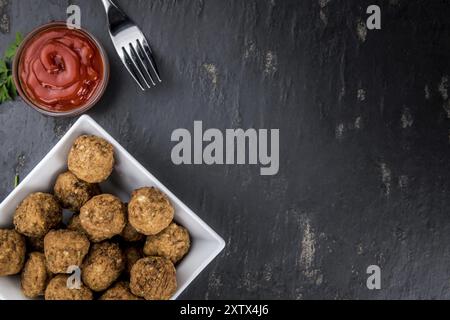 Portion frischer hausgemachter Fleischbällchen (selektiver Fokus, Nahaufnahme) Stockfoto