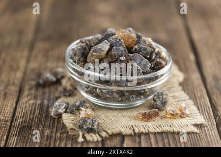 Teil der braune Kandiszucker als detaillierte Nahaufnahme (selektive Fokus) Stockfoto