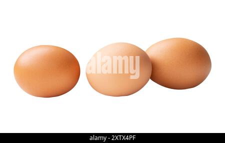 Drei frische braune Hühnereier im Stapel sind auf weißem Hintergrund isoliert. Stockfoto