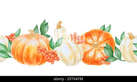 Orangefarbene und weiße Kürbisse, grüne Blätter und vogelbeeren. Handgezeichnetes Aquarell isoliert horisontal nahtlose Grenze mit Herbstgemüse Stockfoto