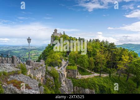 Republik San Marino, mittelalterlicher Turm Fratta auf der Klippe und Panoramablick auf die Romagna Stockfoto