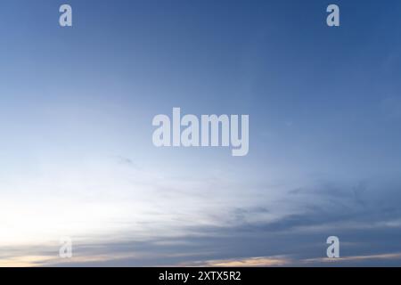 Niedriger Blickwinkel auf den wunderschönen blauen und orangen Himmel mit seltsamer Form von Wolken, während Sonnenuntergänge oder Sonnenaufgänge am Morgen oder Abend als Hintergrund verwendet werden Stockfoto